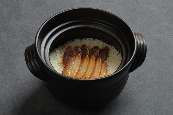 自家製干し肉、腸詰めの土鍋ご飯の画像